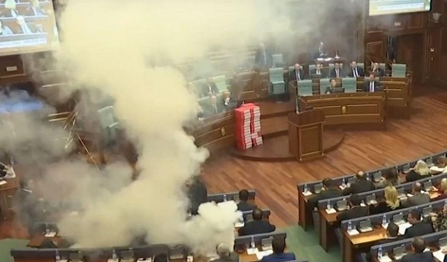 كوسوفو: مُشرّعون يلقون عبوات غاز مسيل للدموع في قاعة البرلمان