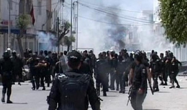   متظاهرون يضرمون النار بمركز للشرطة بتونس 