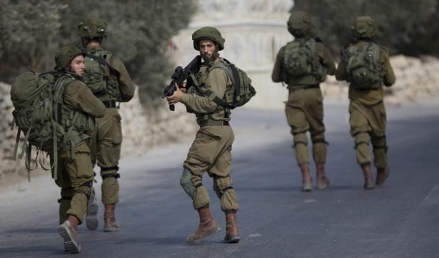 الاحتلال يعتقل فلسطينيا من بيت لحم وينصب حواجز بالضفّة