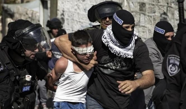 جنود الاحتلال يعتدون على 4 أسرى أطفال خلال اعتقالهم
