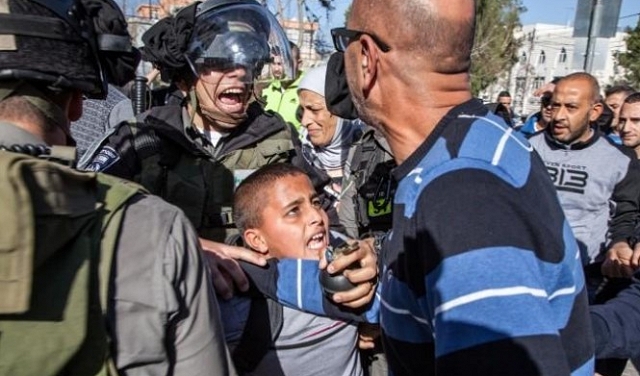 الاحتلال يعتقل قاصريْن من القدس بزعم إلقائهما الحجارة