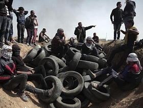 قطاع غزة: الاحتلال يدخل الإطارات إلى قائمة الممنوعات