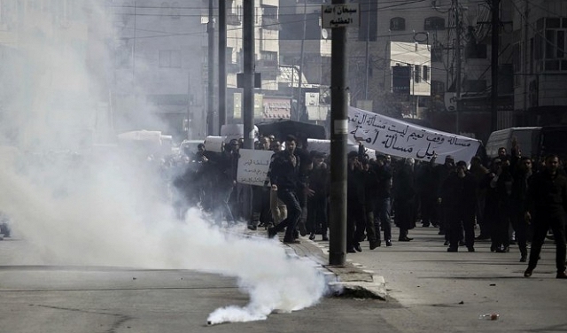 أمن السلطة يقمع بالغاز مسيرة لحزب التحرير بالخليل