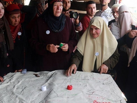 فلسطينيات يُطرِّزن أطول خريطة لفلسطين قرب حدود غزة