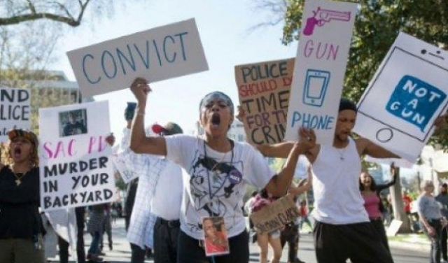 كاليفورنيا: 20 رصاصة شرطة تخترق جسد شاب أسود