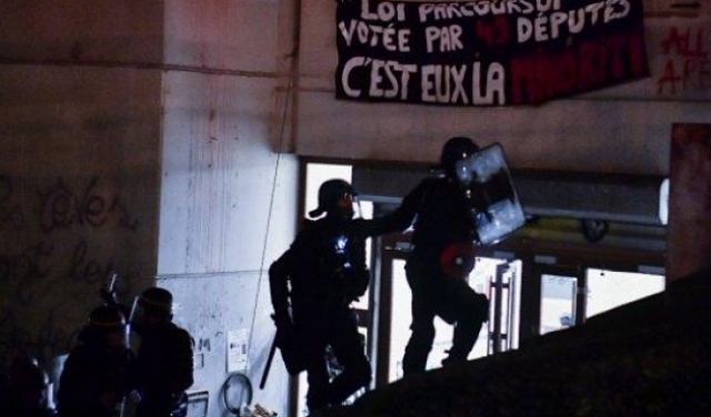 فرنسا تخلي مبنى جامعي سيطر عليه طلاب بباريس