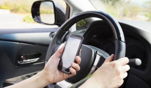 توصية: سحب رخصة لثلاثين يومًا لمستخدمي الهاتف خلال القيادة
