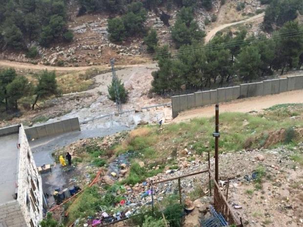 القدس المُحتلّة: انهيار جزء من جدار الفصل العنصري بسبب السيول