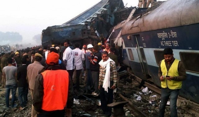 مصرع 14 طالبا في تصادم قطار وحافلة مدرسية بالهند
