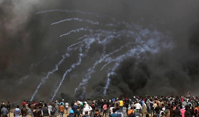 الاحتلال يستخدم غازا مجهولا بحقّ الفلسطينيين بغزّة