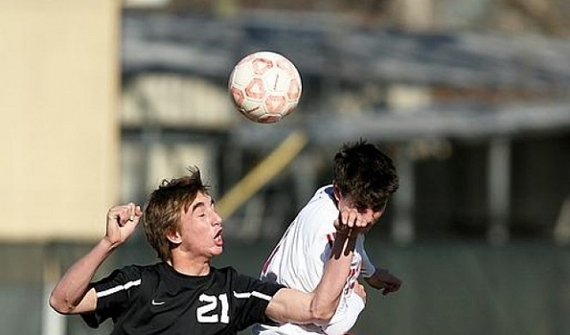 دراسة: الضربات الرأسية بكرة القدم تؤثر على الإدراك 