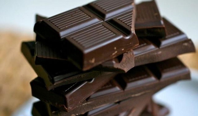 دراسة: الشوكولاتة الداكنة تقوي البصر