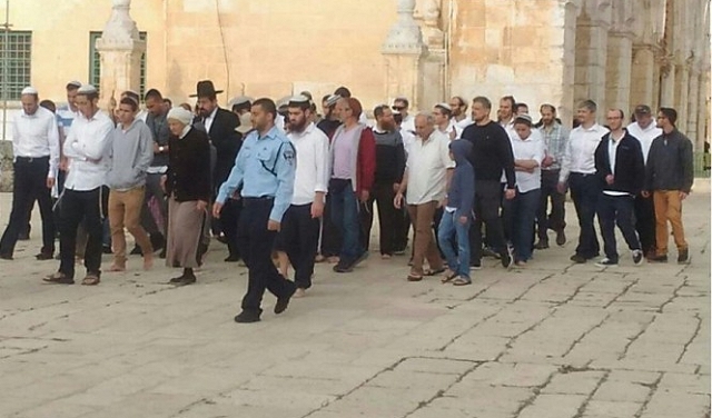 مئات المستوطنين يقتحمون المسجد الأقصى المبارك