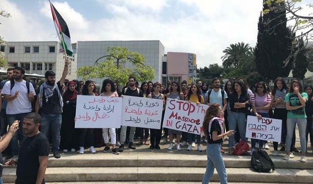 الطلاب العرب في جامعة تل أبيب يتظاهرون نصرة لغزة 