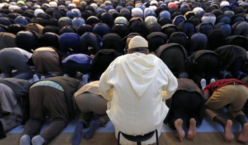 اتفاق استقدام الأئمة العرب في رمضان يشغل اليمين الفرنسي