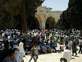 جموع الفلسطينيين تؤدي صلاة الجمعة الأولى من رمضان بالأقصى