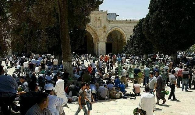 جموع الفلسطينيين تؤدي صلاة الجمعة الأولى من رمضان بالأقصى