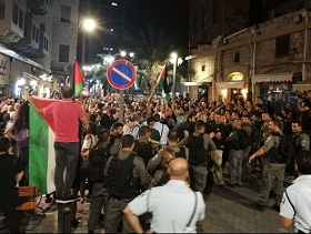 حيفا: الشرطة تعتدي على معتقلي المظاهرة داخل المركز