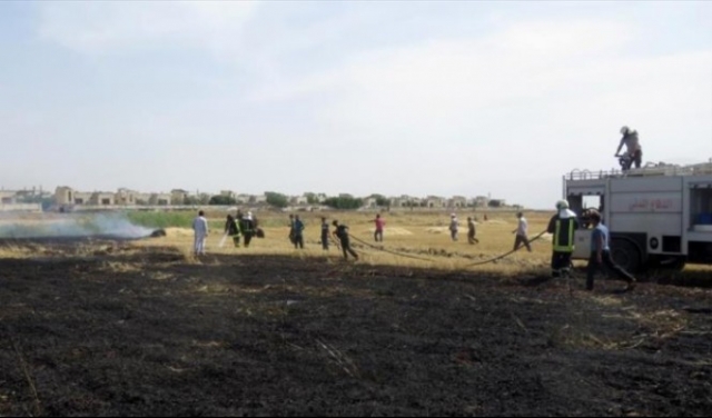 سورية: النظام يحرق الحقول الزراعية في ريفي إدلب وحماة