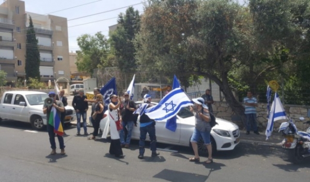 حيفا: تظاهرة لليمين الإسرائيلي أمام منزل النائب عودة