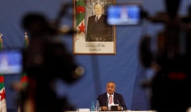 إقالةُ 15 من قيادات الحزب الحاكم في الجزائر