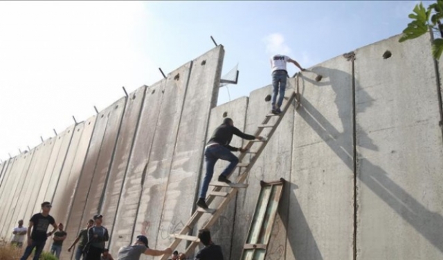 فلسطينيّون يعبّدون طريقًا إلى القدس تمرّ عبر تسلّق الجدار الفاصل