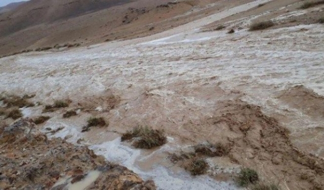 أمطار غزيرة مفاجئة تعيد تدفق الأودية في البحر الميت