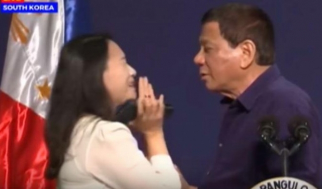 الرئيس الفلبّينيّ يقبّل مواطنةً فيليبّينيّة ببثّ حيّ ويثير جدلًا