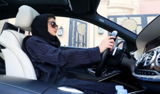 السعودية تشدد إجراءاتها على النساء قُبَيل سريان انتهاء الحظر