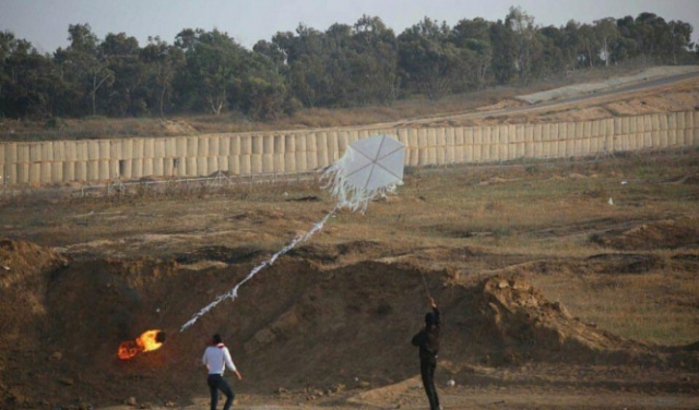 نجاة مجموعة من مطلقي الطائرات الورقية بغزة من صواريخ الاحتلال