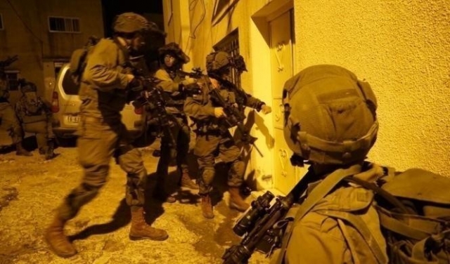 الاحتلال يعتقل 11 فلسطينيا وينكل بشبان على حاجز 