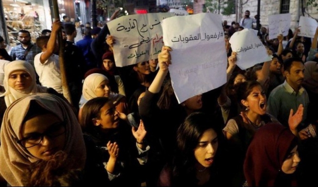 ارفعوا العقوبات: مظاهرة رام الله الليلة قائمة رغم قرار عباس منعها