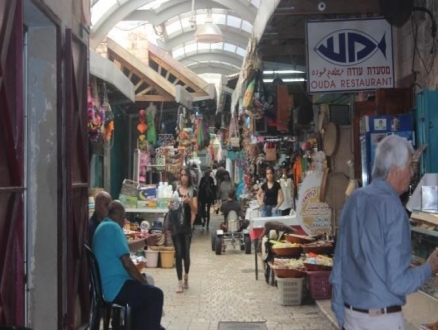 السوق القديمة في عكّا عشية عيد الفطر المبارك (عرب 48)