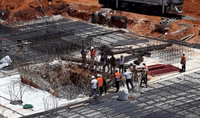 إنقاذ عاملين سقطا في ورشة بناء بوسط البلاد