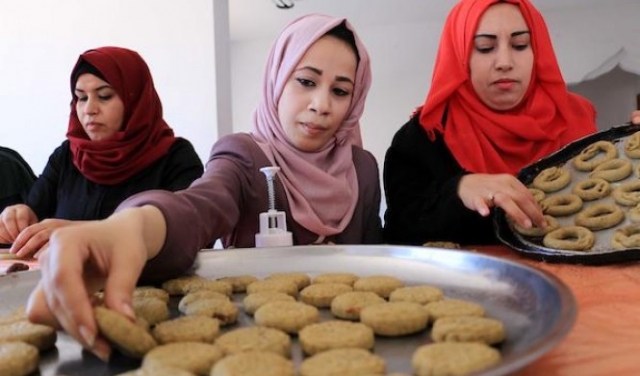 نساء فلسطينيّات يحضرن كعك عيد الفطر (أ ب أ)