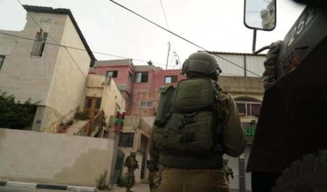 الاحتلال يعتقل 13 فلسطينيا ويصادر عشرات آلاف الشواقل