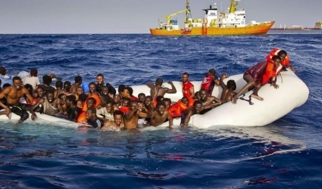 إنقاذُ 300 مهاجر قبالة الشواطئ الليبية
