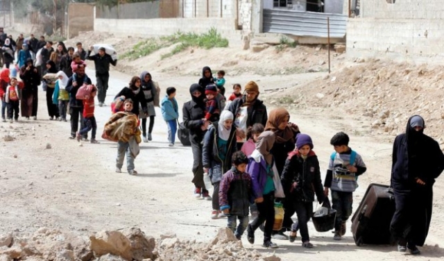 نزوح آلاف السوريين هربا من قصف قوات النظام  