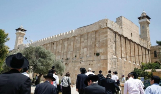 مستوطنون يقيمون احتفالات تلمودية في ساحات الحرم الإبراهيمي بمشاركة إردان