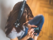دراسة: الاستماع للموسيقى بسماعات الأذن يعرض الأطفال لضعف السمع