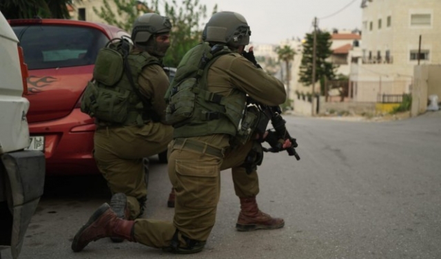 الاحتلال يعتقل 16 فلسطينيا بالضفة ويزعم ضبط أسلحة بالخليل