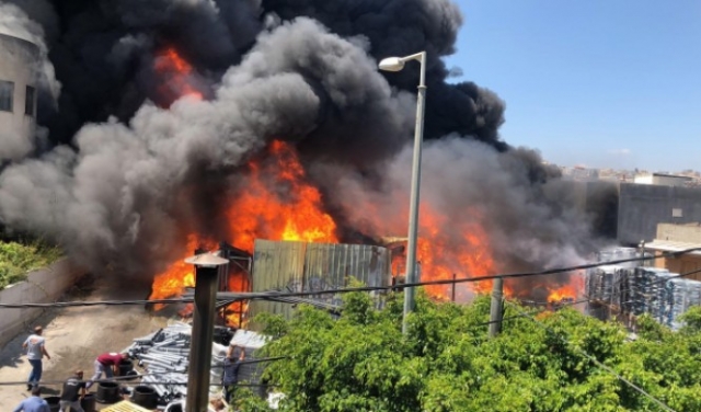 حريق شفاعمرو: أضرار بمحل تجاري ومنزلين وخطر انهيار مبنى