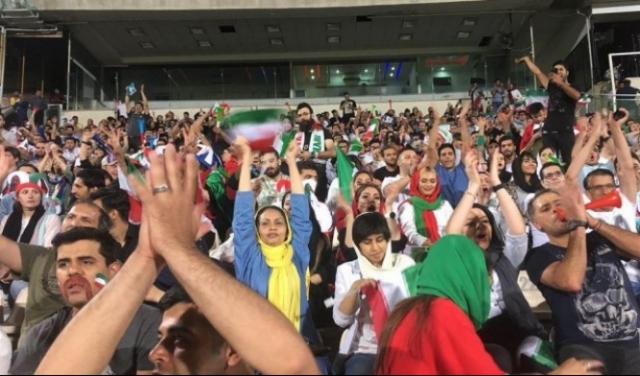 رغم الحظر: الإيرانيات يدخلن ملعب كرة قدم لمشاهدة المنتخب