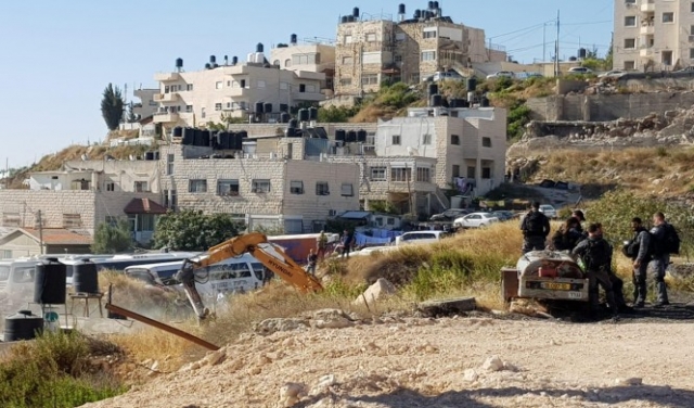 جرافات الاحتلال تهدم منزلا في بلدة بيت حنينا