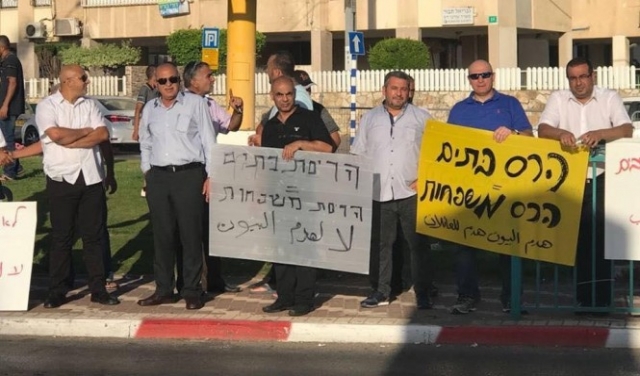 العرب الفلسطينيون في اللد يواصلون الاحتجاج ضد هدم المنازل