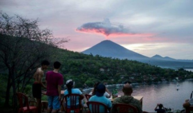 إندونيسيا: بركان أغونغ يغلق مطار بالي