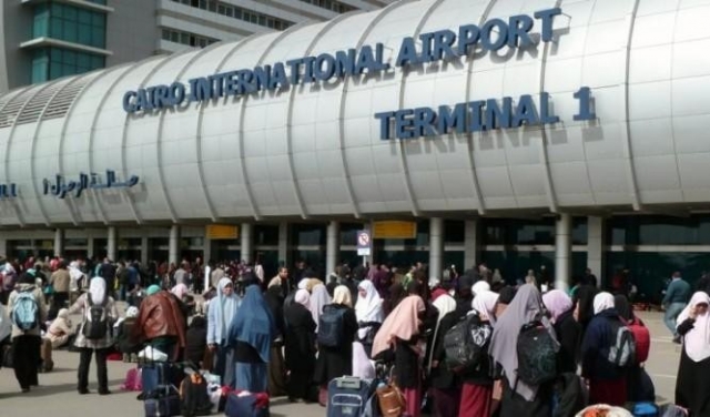 الروائي علاء الأسواني يقول إنه احتُجز بمطار القاهرة