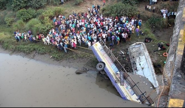 44 قتيلا  بتدهور حافلة بالهند