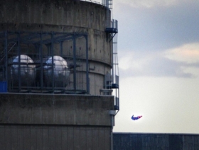 نشطاء بيئيون يطلقون "سوبر مان" على مفاعل نووي فرنسي