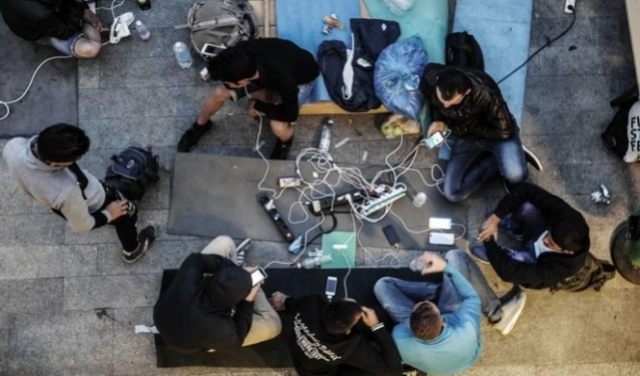 أوروبا تُحارب تدفق اللاجئين عبر هواتفهم الذكية 